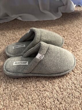 Project Cloud slippers size 6